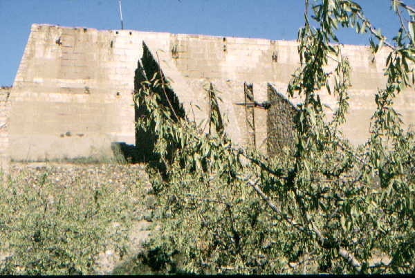 The aerial cable from the Sierra de los Filabres arrived at the top of this wall